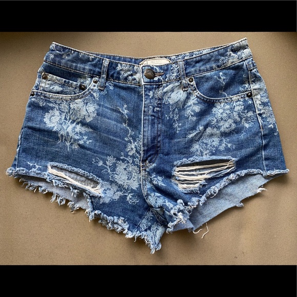 Free People Pants - Free people floral distressed jean shorts size 27